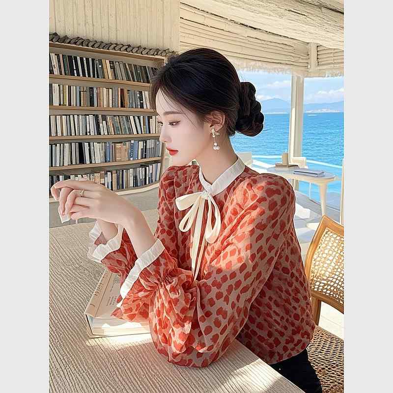 ブラウス レディース シャツ トップス 長袖 小花柄 赤 レッド シフォン ウエストマーク ベルスリーブ 春夏 こなれ感 フレンチ きれいめ 上品 ポリエステル ボタン 通勤 オフィス カジュアル かわいい タイト 大人