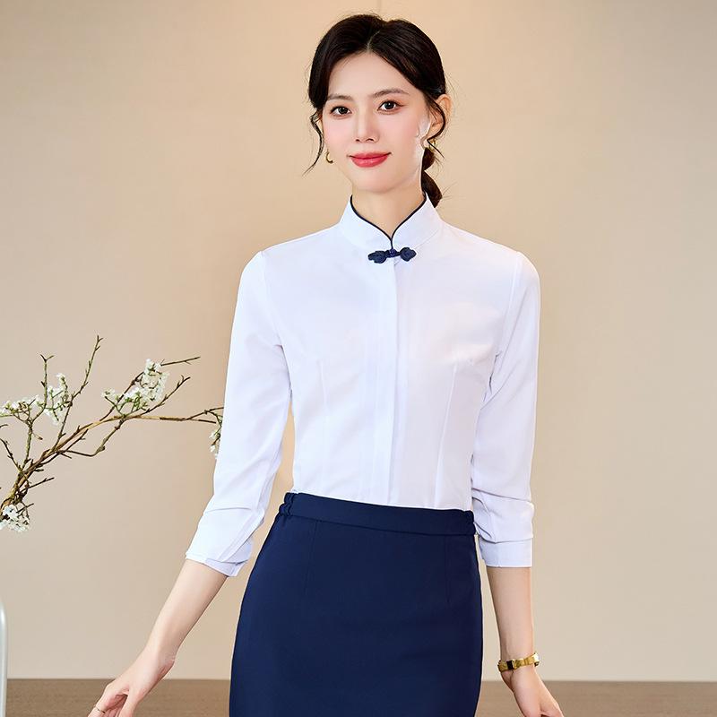 シャツ レディース ブラウス 長袖 スタンドカラー 事務服 制服 チャイナ風 オフィス 通勤 ビジネス 飲食店 ユニフォーム ワークウェア スリム 美シルエット 上品 ポリエステル 無地 前開き ボタン インナー 透けにくい セットアップ スカート 白