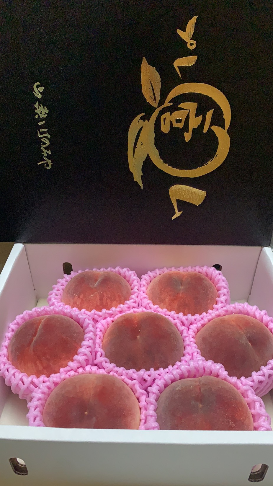 山梨産 一宮プレミアムピーチ（最高等級）　５玉～8玉（約２キロ） 黒化粧箱入り 　贈答用<br>【７月上旬～８月中旬頃発送日付指定不可】<br>北海道・九州・中国・四国・離島地区別途クール料金660円
