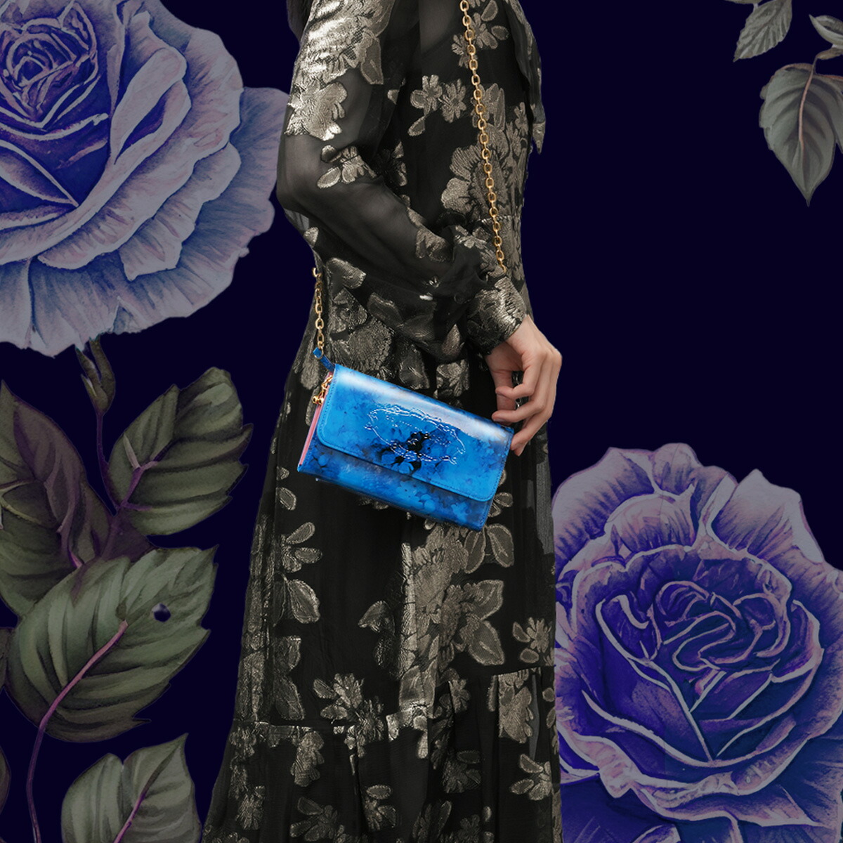 ようこそ花たちの世界へ。スマホポシェット Flone Blue Rose（フローネ ブルーローズ）スマホショルダー FRUTTI DI BOSCO フルッティディボスコ アリス 花柄 レザー エナメル スマホ 可愛い かわいい プレゼント｜フルッティ ディ ボスコ（バッグ）