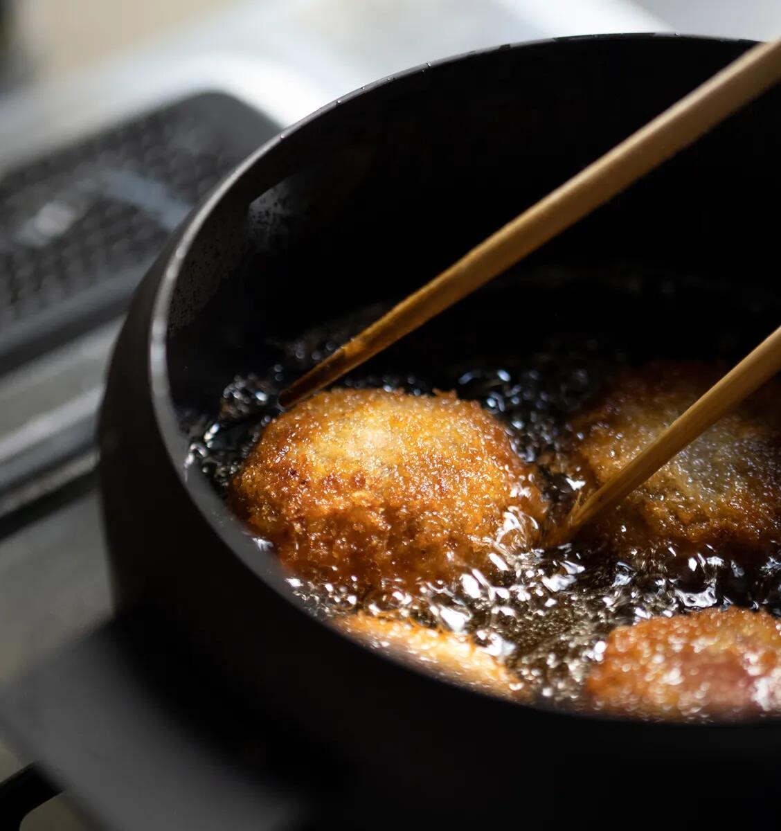 藤田金属公式】 ツレヅレハナココラボ 蓋がそのままお皿になる 揚げ鍋