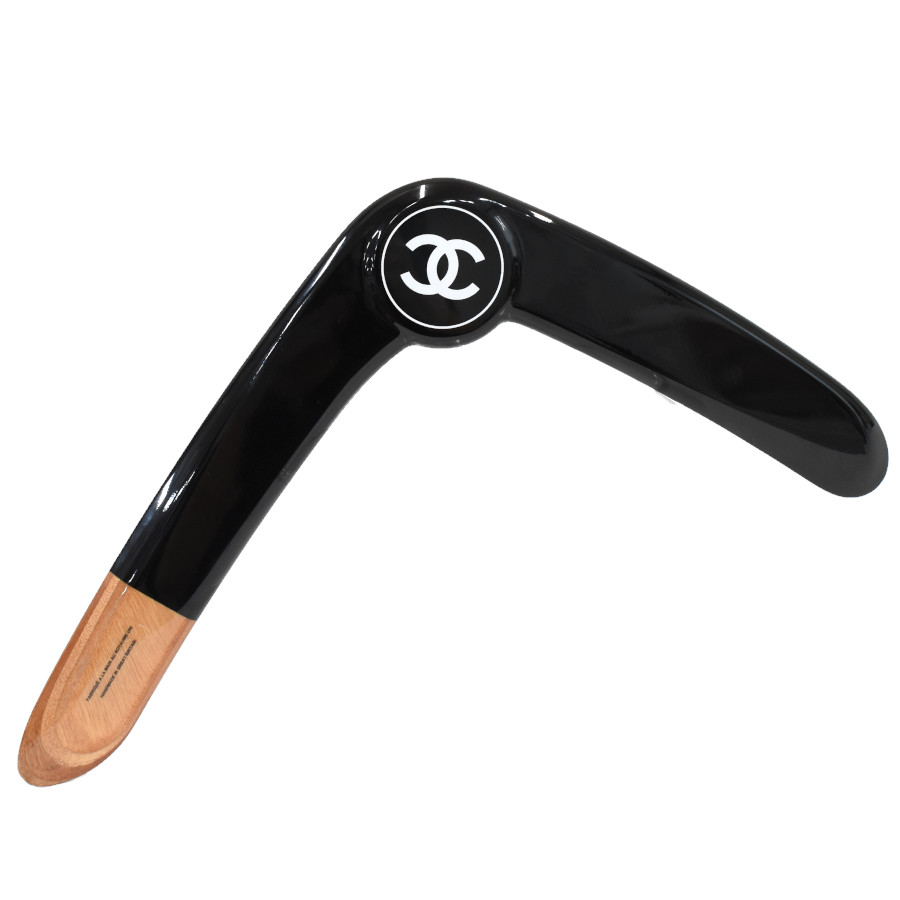 【中古】新品負けず劣らず シャネル ブーメラン A52864 ココマーク 白木 レジン 黒いこと CHANEL [美品][貨物輸送無料]