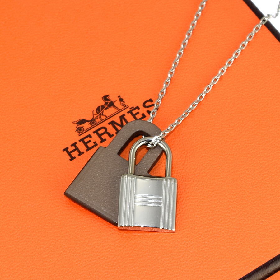 【中古】新品同様 エルメス オーケリー PM ペンダント ネックレス D刻印 スイフト レザー パラジウム エトゥープ HERMES [美品][送料無料]｜ブランドリサイクルストアスマイル