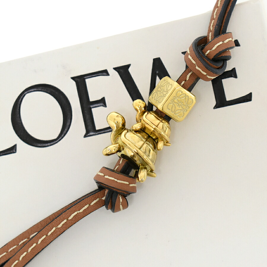【中古】新品同様 ロエベ スモール アナグラム ストラップ タートルダイス チャーム 111.SA.SAG レザー メタル ブラウン ゴールド金具 シルバー金具 LOEWE[美品][送料無料]