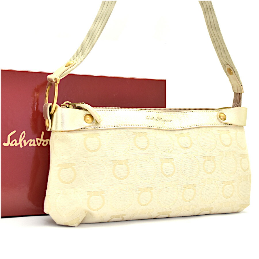 サルヴァトーレフェラガモ ショルダーバッグ ガンチーニ　スエード c709 サルヴァトーレフェラガモ ショルダーバッグ ガンチーニ