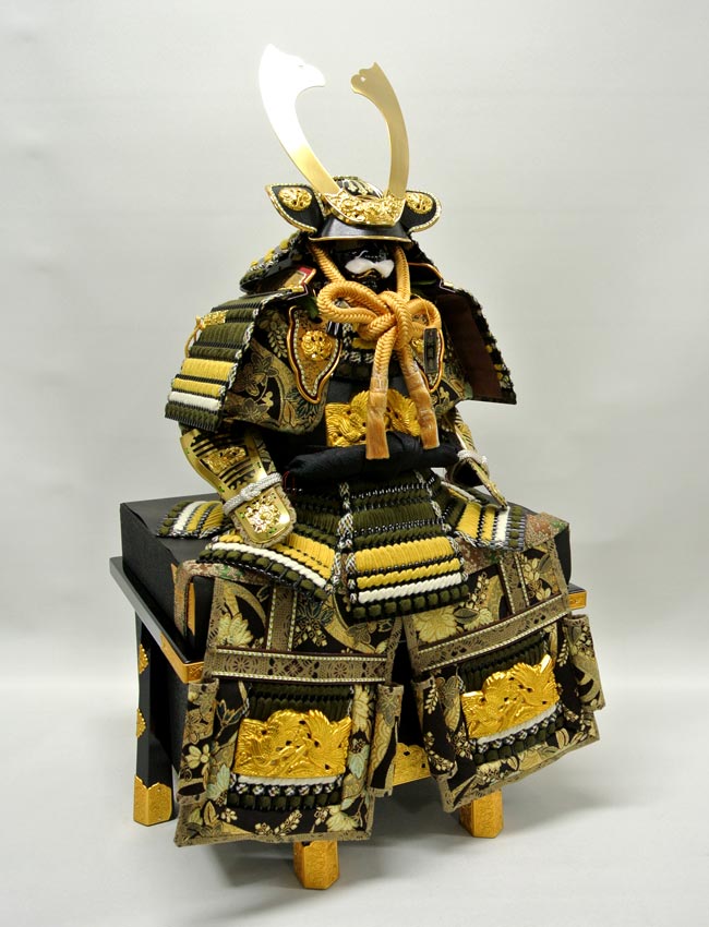 藤田人形店オリジナル鎧平飾り『飛翔鷹厚金飾り胴丸鎧金月鳳凰柄二曲本装屏風』