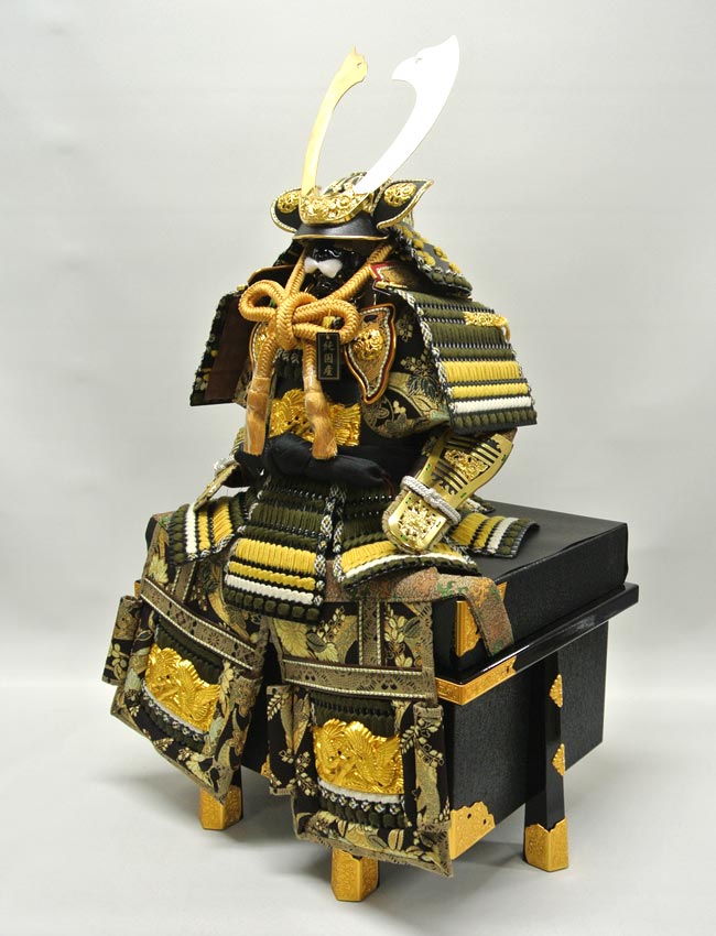 藤田人形店オリジナル鎧平飾り『飛翔鷹厚金飾り胴丸鎧金月鳳凰柄二曲本装屏風』