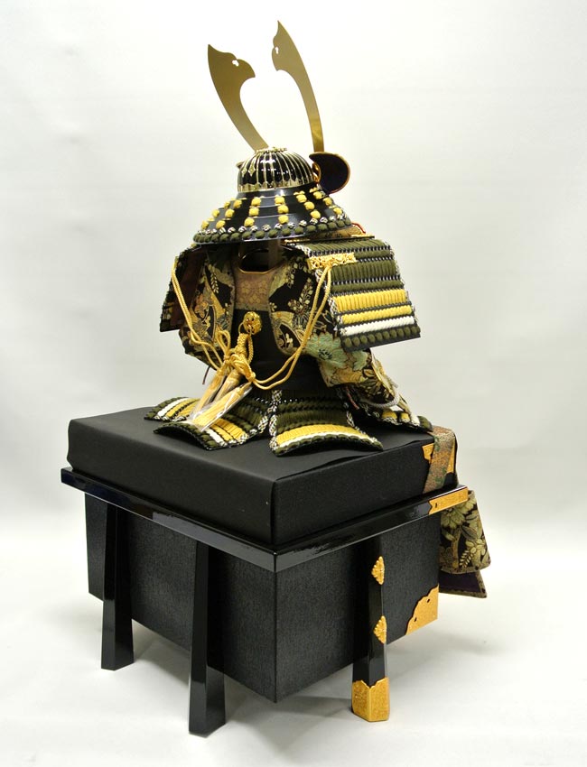 藤田人形店オリジナル鎧平飾り『飛翔鷹厚金飾り胴丸鎧金月鳳凰柄二曲本装屏風』