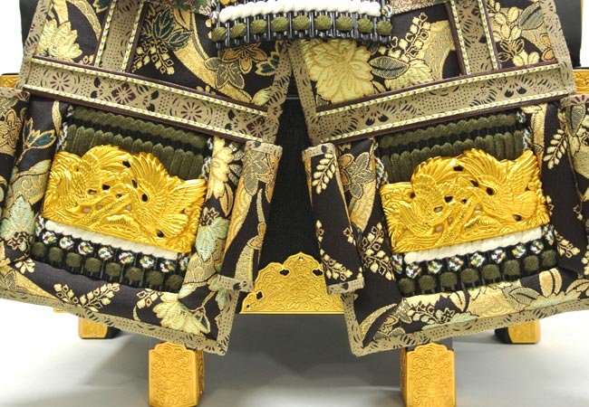 藤田人形店オリジナル鎧平飾り『飛翔鷹厚金飾り胴丸鎧金月鳳凰柄二曲本装屏風』