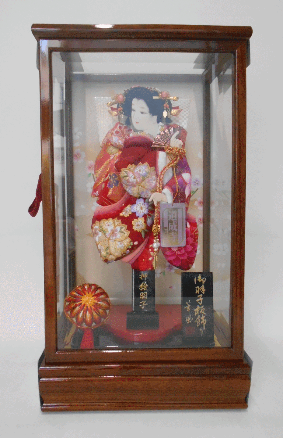 送料無料 初正月 正月飾り 初孫 羽子板飾り<br>正絹友禅/正絹金彩刺繍押絵羽子板飾り　道成寺　１０号　ガラスケース（ＩＺ‐１０）セット