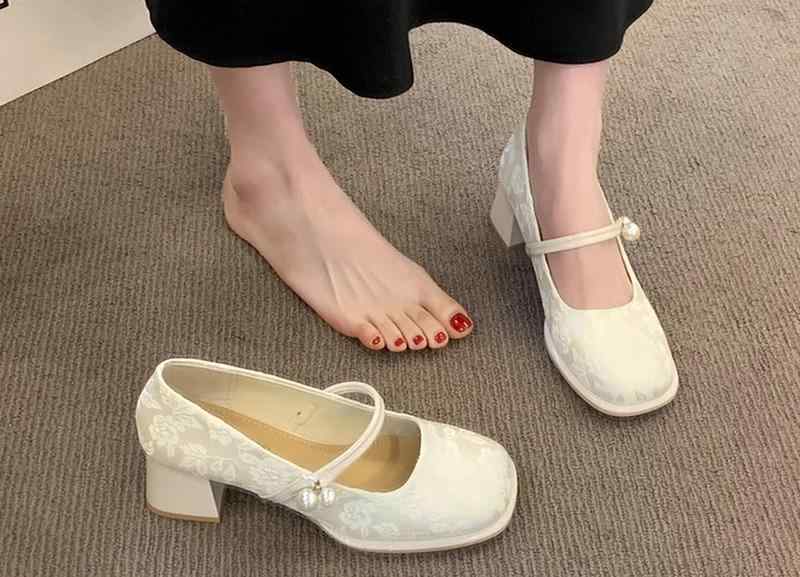パンプス シューズ レディース スクエアトゥ ヒール ローヒール 太ヒール 刺繍 パール イミテーション ストラップ 歩きやすい 個性的 高級感 豪華 ゴージャス 春 秋 冬 きれいめ おしゃれ エレガント かわいい 大きいサイズ 大人 通勤 デート