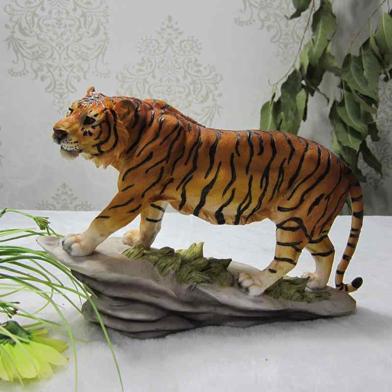 置物トラ タイガー 樹脂製 ブラウン 立体 リアル 大き目 ディスプレイ デコレーション オブジェ 装飾 飾り インテリア 撮影用 小道具 プレゼント 贈答 リビング 玄関 かっこいい 存在感 アクセント インパクト大 シノワズリ 個性的 幸運 開運