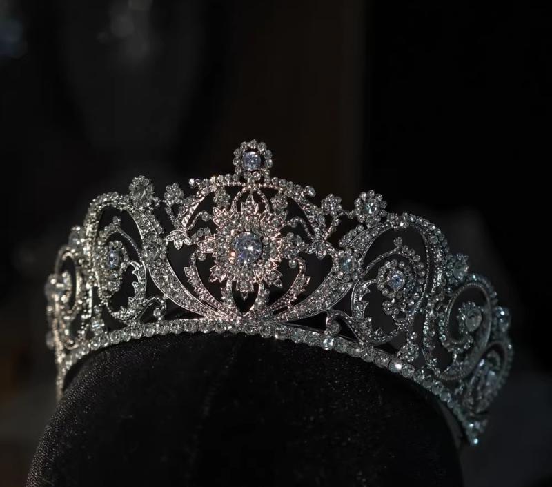 ティアラ ヘッドドレス ヘアアクセサリー 王冠 女性用 レディース シルバー ビジュー パヴェ ラインストーン 大粒 キラキラ ウェディング 結婚式 ブライダル ドレス パーティー イベント 主役 プリンセス かわいい きれい 豪華 ゴージャス 高級感
