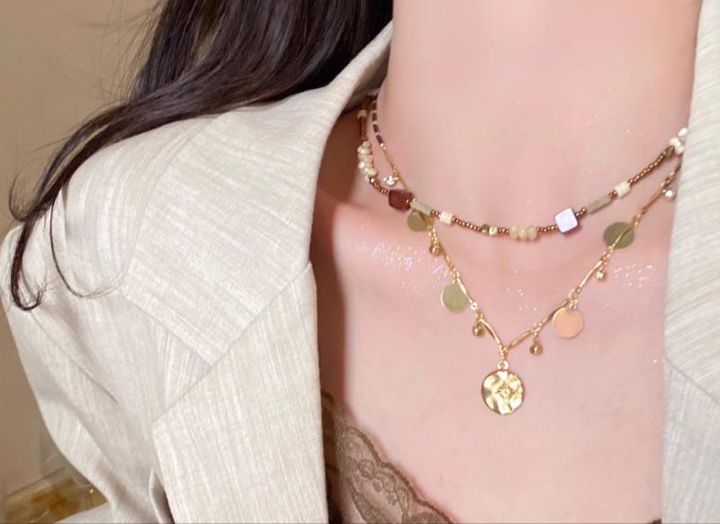 ペンダント ネックレス ペンダントトップ アクセサリー 女性用 レディース ゴールド コイン ビーズ キラキラ 重ね付け チャーム レトロ アンティーク風 ヴィンテージ風 アクセント 個性的 普段使い デート イベント かわいい かっこいい アート