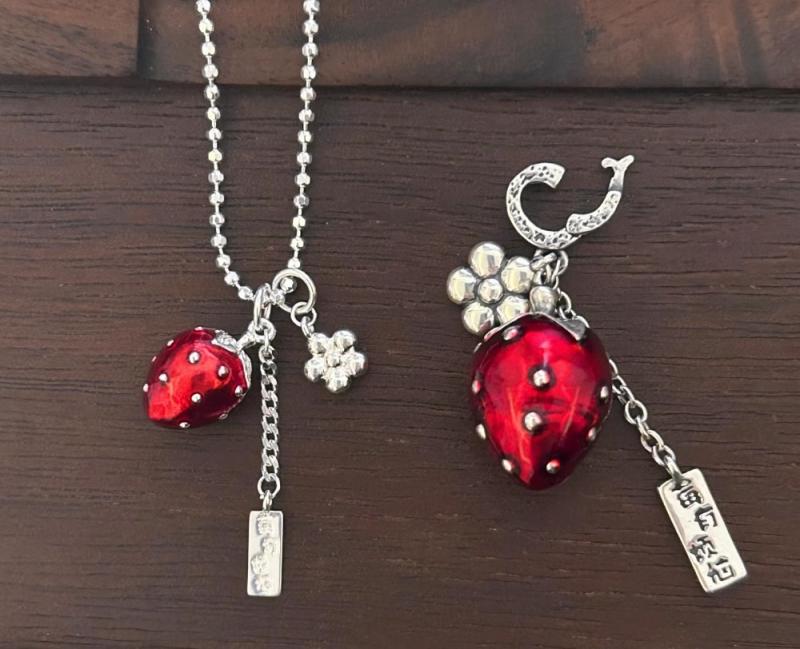 ペンダント ネックレス アクセサリー ペンダントヘッド 女性用 レディース シルバー キラキラ チャーム いちご ストロベリー アクセント 個性的 記念日 普段使い デート イベント 旅行 かわいい フェミニン キュート おしゃれ アートシノワズリ｜フジヤ商店店