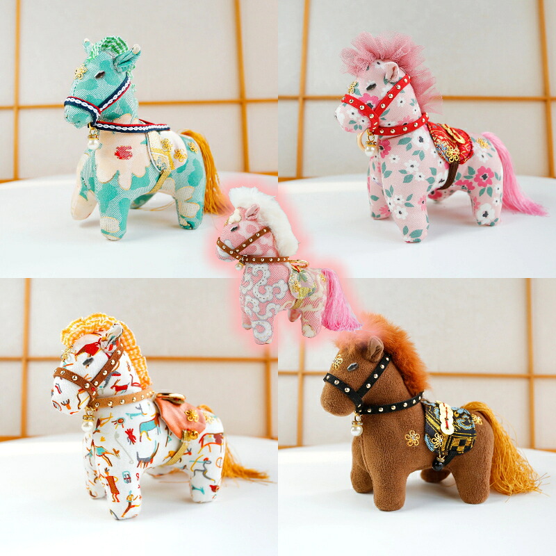 午年 馬 モチーフ 布製 マスコット ぬいぐるみ 掛け飾り 置物 干支 デザイン かわいい 新年 ギフト バッグチャーム 室内 インテリア 装飾 縁起物｜fukin-store