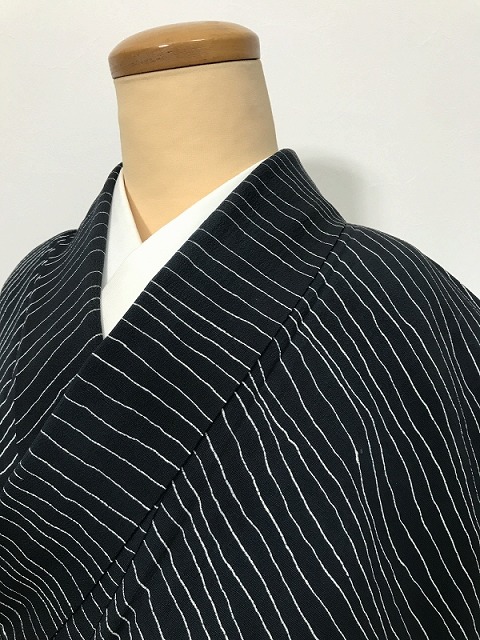 【中古】Sサイズ 小紋 正絹 濃紺地によろけ縞模様
