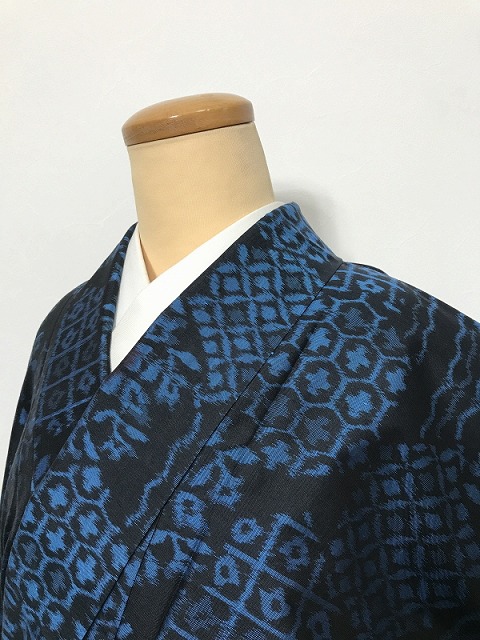 【中古】 Mサイズ 紬 正絹 黒地に亀甲文様 袷着物