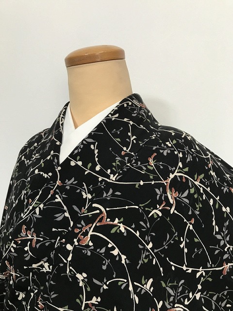 【中古】 Sサイズ 小紋 正絹 黒地に枝葉模様 アンティーク 袷着物 最強配送 シーズン春