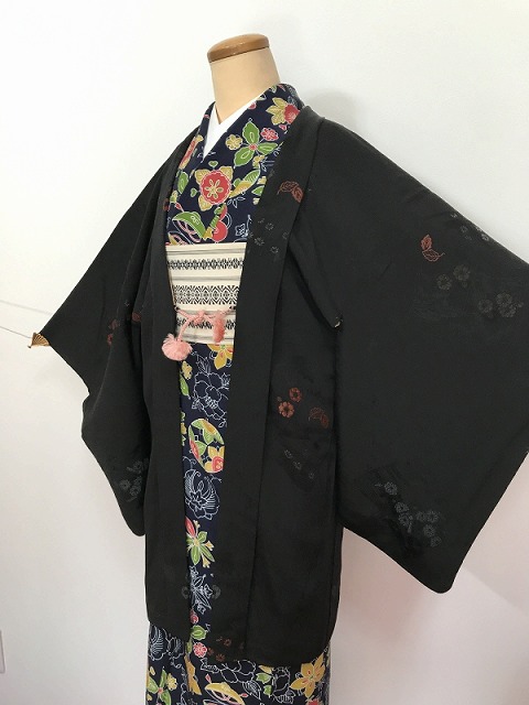 【中古】Mサイズ 羽織 正絹 黒地に草紙文様 3.20a