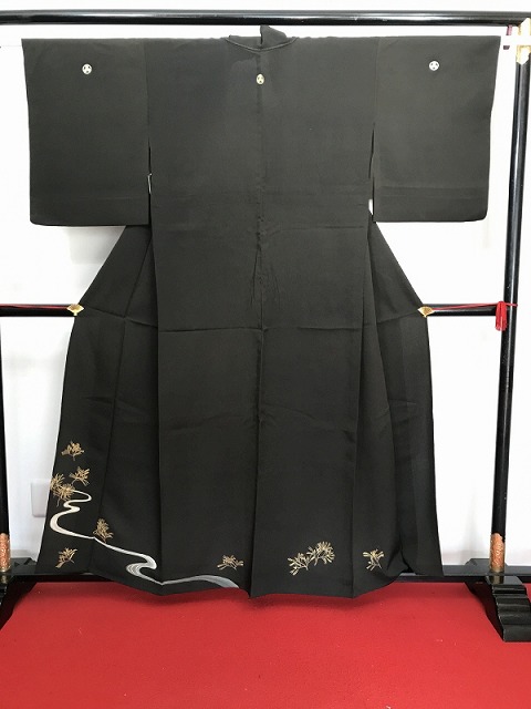【中古】 Sサイズ 単衣着物 正絹 黒留袖 アンティーク 五つ紋付き 黒地に松葉模様 比翼なし 最強配送 シーズン春