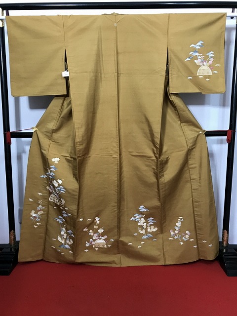 【中古】 Mサイズ 単衣着物 正絹 付け下げ 付下げ訪問着 山吹茶地に草花模様の紬 染め紬 絵羽紬 最強配送 シーズン春