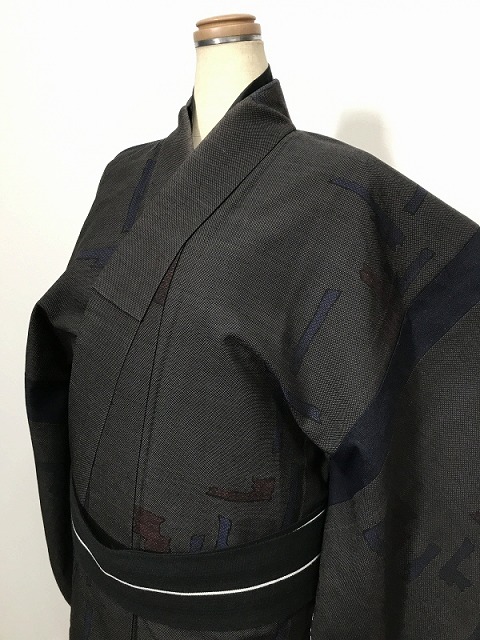 【中古】Lサイズ リメイク男物 ウール 単衣着物 墨色地に霞文様 別布肩継ぎ 福服特製 最強配送 シーズン春