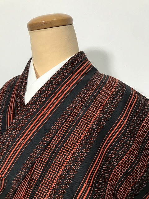 【中古】 Mサイズ 小紋 化繊 黒地に花模様 袷着物 洗える着物