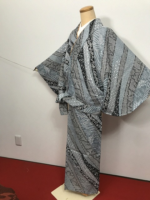 【中古】Mサイズ 小紋 化繊 グレー地に寄せ柄模様 二部式