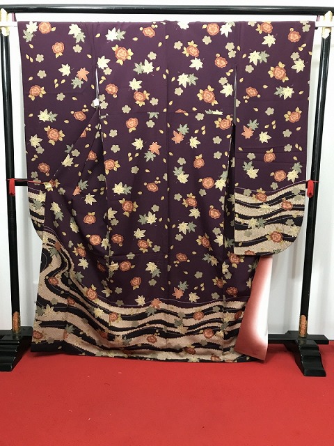 【中古】Mサイズ 振袖 化繊 紫地に花模様