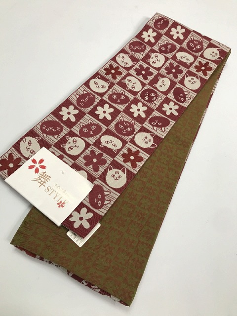 新品 半幅帯 化繊 臙脂地ににゃんこ文様