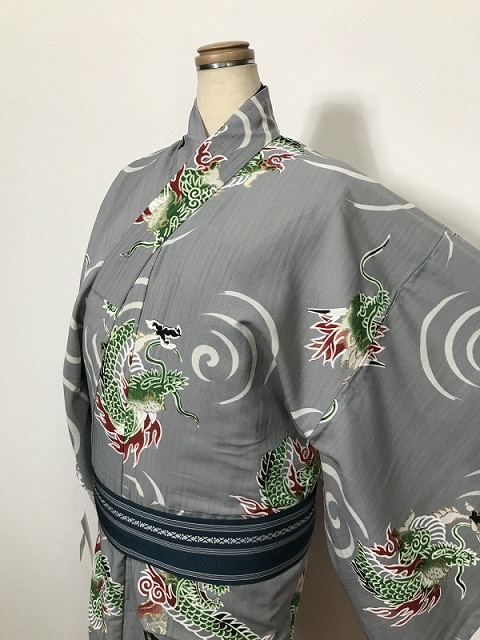 新品20％OFF/新品 M大きさ 小紋 男物 化繊 薄薄墨色地に龍飾りつけ 夏御召しもの