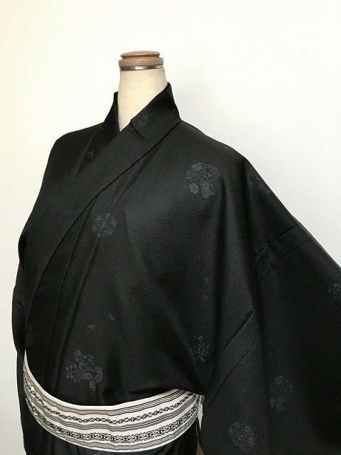 新品 Mサイズ 男物 小紋 化繊 黒地に丸紋模様｜リサイクルきもの福服　ふくふく