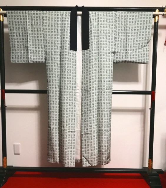 【中古】S～M大きさ 男物 正絹 長襦袢 白運動場に福寿文字記号飾りつけ