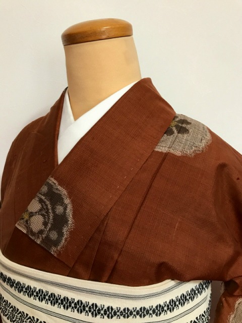 【中古】Sサイズ 正絹 アンティーク 袷着物 紬 ブラウン地に華紋文様 シーズン春