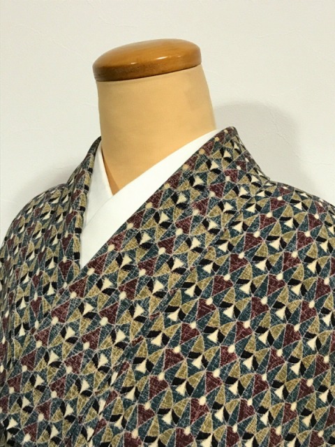 【中古】Sサイズ 正絹 小紋 薄茶地に幾何学模様 袷着物 シーズン春