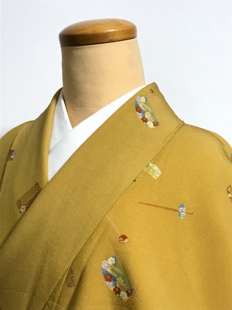 【中古】Mサイズ 化繊 小紋 芥子地に髪飾り模様 袷着物 洗える着物 シーズン春