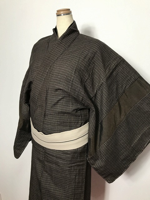 【中古】Lサイズ 男物 正絹 紬 リメイクシリーズ こげ茶地に蚊絣文様【福服特製】 リサイクル着物 リメイク着物 和装 男性着物 男性用着物 着物リメイク 着物リサイクル 中古着物 和服 おしゃれ 着物男子 外国人 お土産 着物