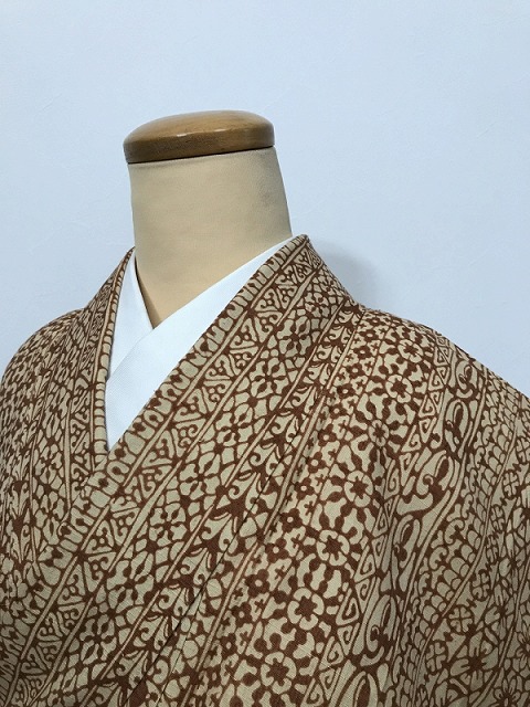 【中古】Mサイズ 紬 正絹 染め紬 ブラウン地に小紋縞模様 袷着物 シーズン春