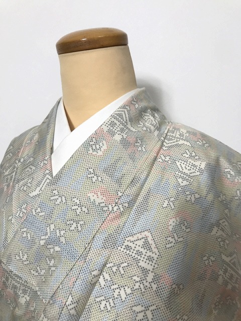 【中古】Mサイズ 紬 正絹 生成り地に家屋文様 袷着物 最強配送 シーズン春