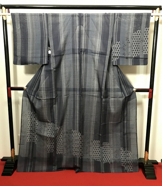 【中古】Mサイズ 紬 正絹 濃紺地に籠目模様 夏着物