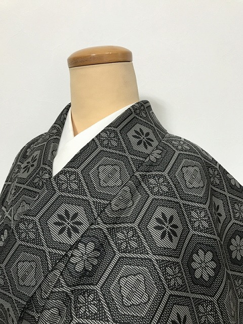 【中古】 Mサイズ 紬 化繊 グレー地に亀甲文様 袷着物 洗える着物 最強配送 シーズン春