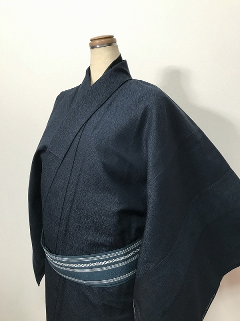 【中古】 SSサイズ リメイク男物 ウール 単衣着物 濃紺地に砂嵐文様 別布袖継ぎ 福服特製 最強配送 シーズン春