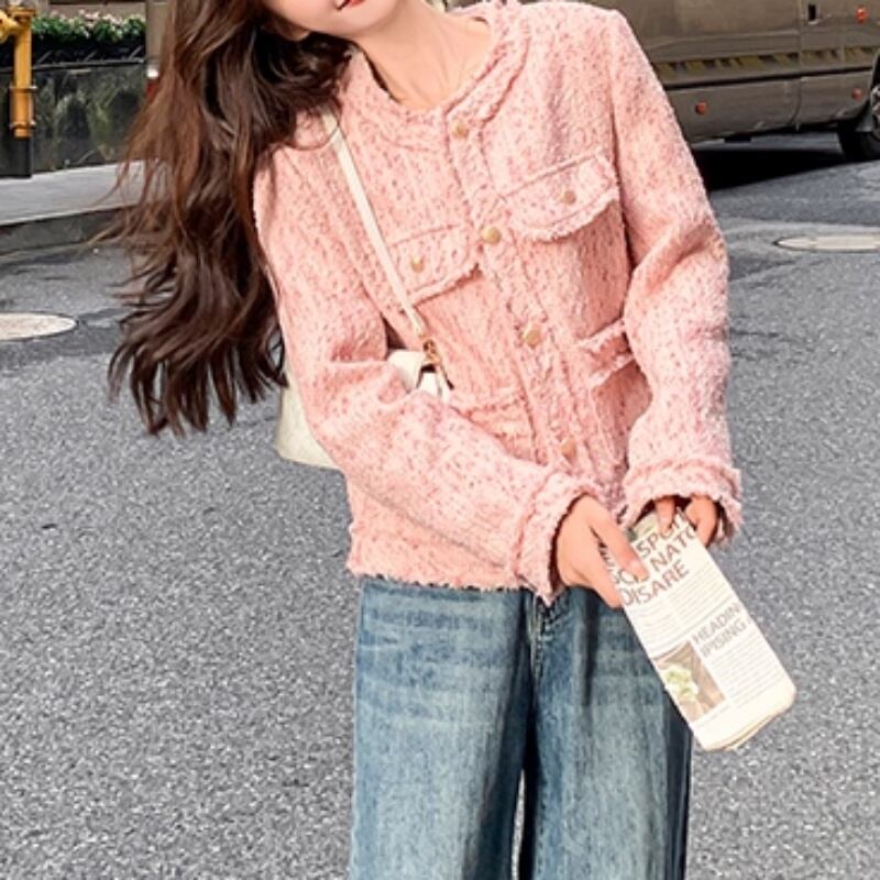 レディース アウター ジャケット 上着 長袖 ラウンドネック クルーネック 襟なし ツイード ポケット フリル きれいめ 大人 上品 おしゃれ お洒落 大人可愛い かわいい 大人女子 かっこいい クール エレガント 主役級 フォーマル S M L XL ピンク 春 秋 冬 誕生日