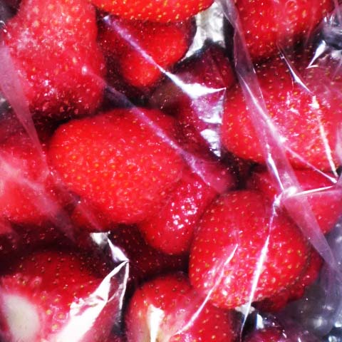 ●イチゴ農家の冷凍いちご２ｋｇ「毎年大好評！加工に最適●化学農薬不使用栽培の安心安全純国産●おいＣベリー・紅ほっぺ混合。【３Ｌ～Ｍ大粒中心】１袋５００ｇ×４個セット●