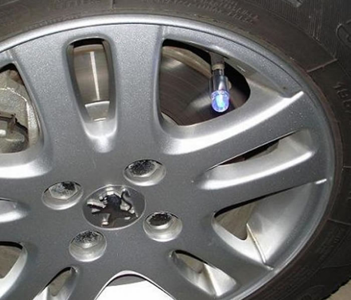 楽天市場 タイヤ バルブキャップ Ledライト4個セット 電池式 振動センサー付き 7色変光 レインボー 自動車 バイク 自転車 夜中の自転車走行安全対策 Yktl04 ファンライフ楽天市場店