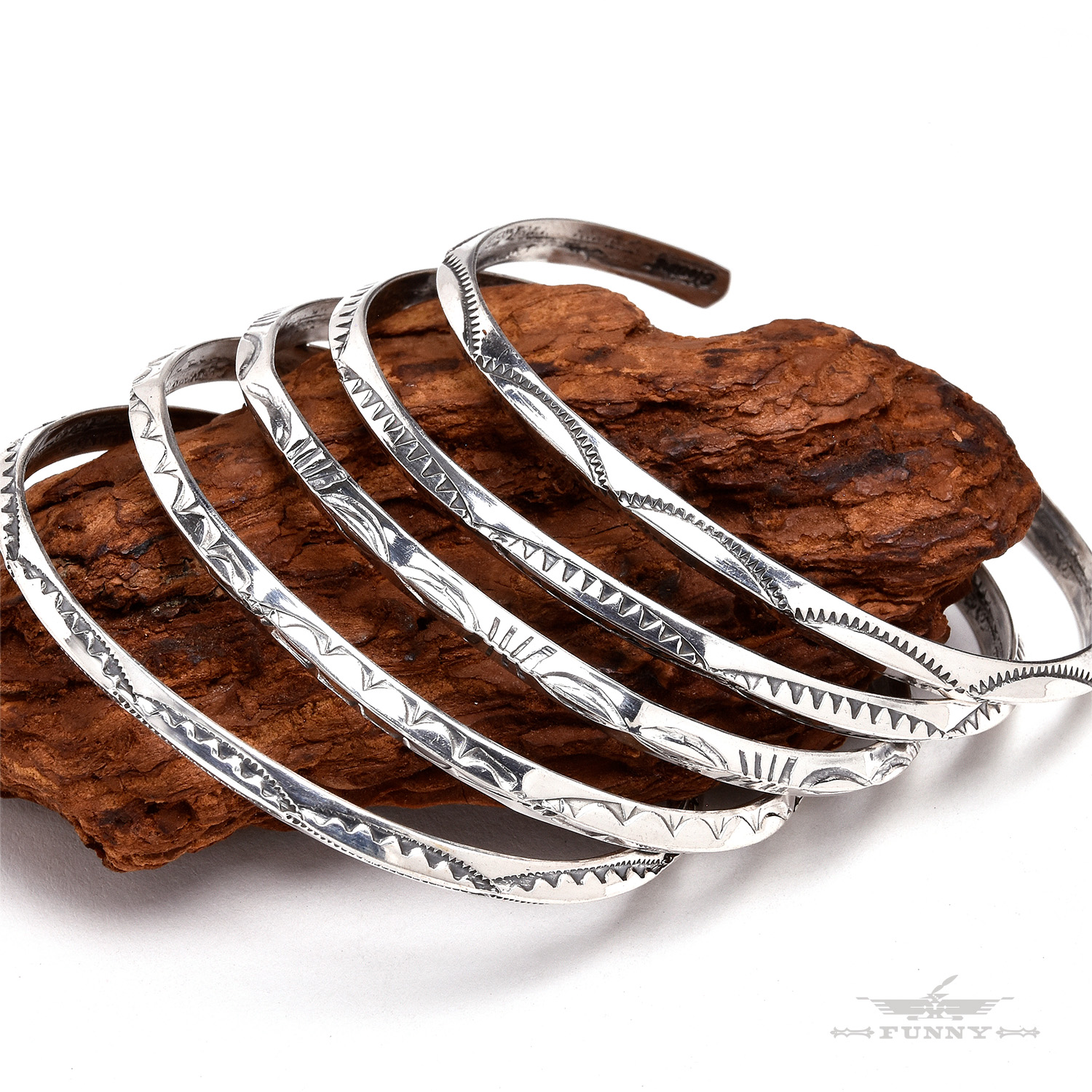 navajo・Elaine Tahe・シングル スタンプワークミドル バングル 楽天市場】【FUNNY公式ストア】 ナバホ族 Elaine Tahe スクエア