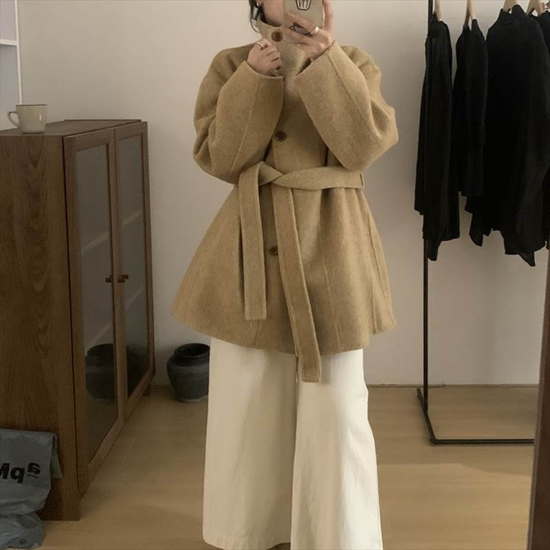 【FunnyBunny】 ハイネックショートコート セミフレアショートコート レディース ジャケット コート アウター ベルト ウエストリボン Pコート オーバーサイズ セミフレア ミディアム コクーン スタンドカラー ハイネック ワイド フェミニン ウール｜Funny Bunny