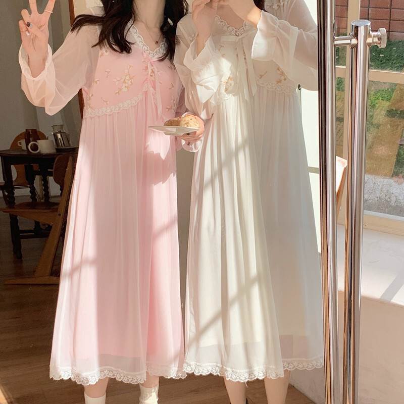 レディース ワンピース ネグリジェ ナイトウェア パジャマ 寝巻き ルームウェア 部屋着 ミモレ ロング 長袖 Vネック ペンタゴンネック セミフレア Aライン フェミニン エンパイア レース 刺繍 リボン 透け感 シアー かわいい 上品