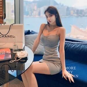 セクシー 胸開き デコルテ レディース ワンピース ミニ キャミソール タイト スリム 細身 背中開き 大人可愛い きれいめ シンプル 上品 おしゃれ かっこいい こなれ感 クール モード系 エレガント モダン 存在感 とろみ感 抜け感